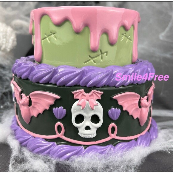 Bath & Body Works Halloween Skulls Cake Pedestal Candle Holder + Candle Gift Set - Picture 3 of 11